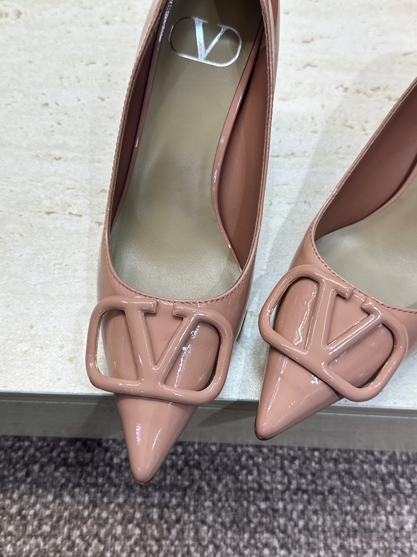 (配全套飞机盒) 顶级版 Valentino 春夏经典款时尚气质女鞋 华伦天奴字母logo五金扣高跟尖头单鞋 材质：鞋面