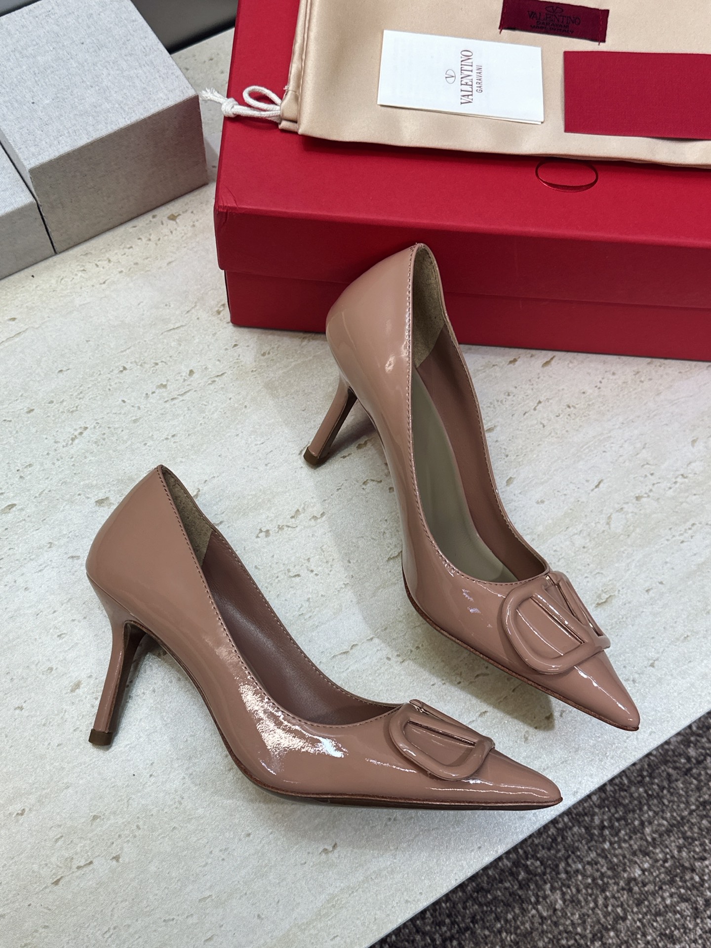 (配全套飞机盒) 顶级版 Valentino 春夏经典款时尚气质女鞋 华伦天奴字母logo五金扣高跟尖头单鞋 材质：鞋面