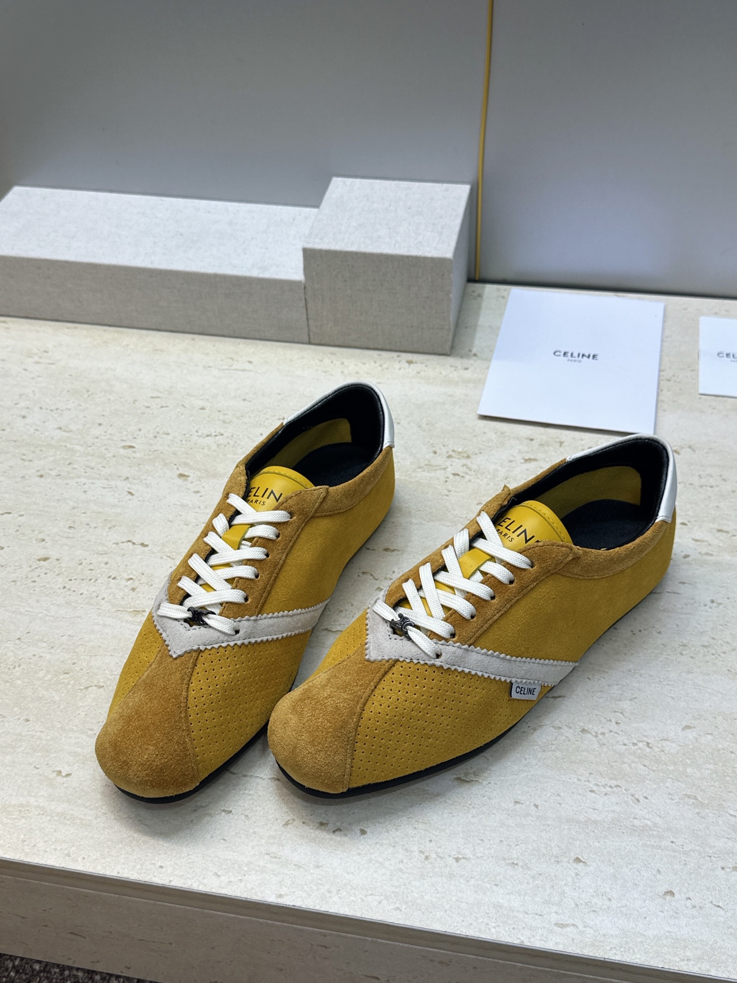 CELINE 2026春夏新款平底系带徳训女鞋 赛琳字母logo拼色阿甘运动休闲女跑鞋 材质:鞋面进口羊猄皮+水染羊皮 CELINE 2026春夏新款平底系带徳训女鞋 赛琳字母logo拼色阿甘运动休闲女跑鞋 材质:鞋面进口羊猄皮+水染羊皮