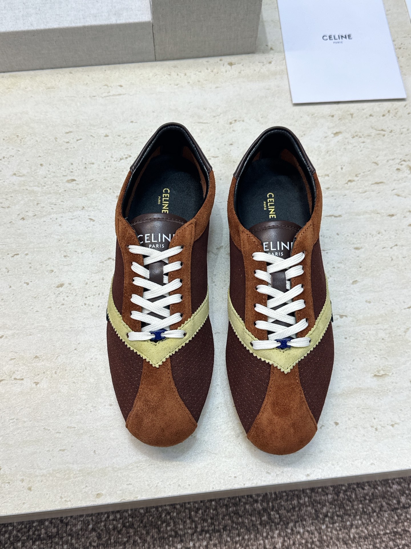 CELINE 2026春夏新款平底系带徳训女鞋 赛琳字母logo拼色阿甘运动休闲女跑鞋 材质:鞋面进口羊猄皮+水染羊皮 CELINE 2026春夏新款平底系带徳训女鞋 赛琳字母logo拼色阿甘运动休闲女跑鞋 材质:鞋面进口羊猄皮+水染羊皮