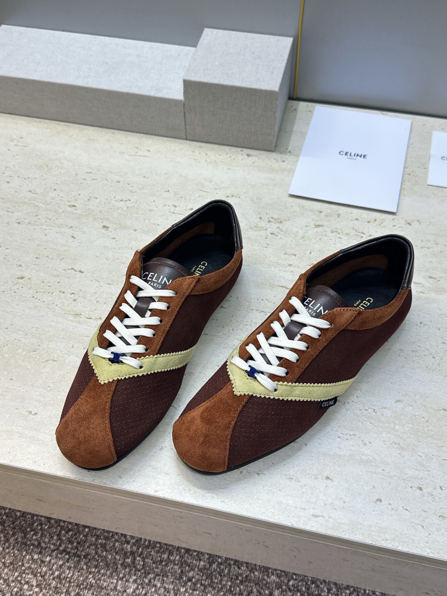 CELINE 2026春夏新款平底系带徳训女鞋 赛琳字母logo拼色阿甘运动休闲女跑鞋 材质:鞋面进口羊猄皮+水染羊皮 CELINE 2026春夏新款平底系带徳训女鞋 赛琳字母logo拼色阿甘运动休闲女跑鞋 材质:鞋面进口羊猄皮+水染羊皮