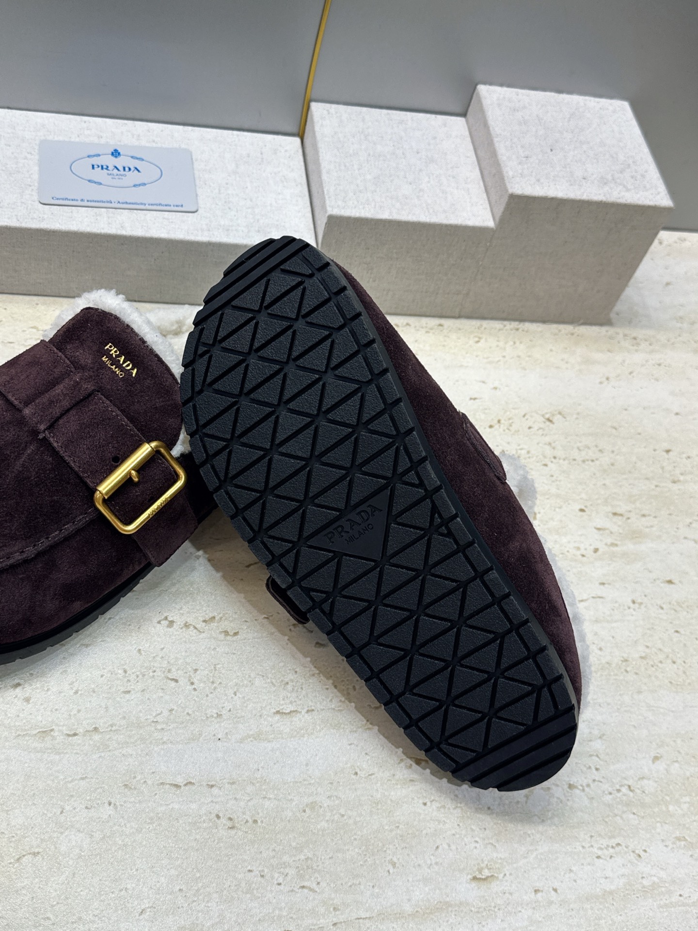 Prada 2026秋冬新款羊羔毛穆勒女鞋 普拉达字母logo五金扣平底圆头拖鞋 材质:鞋面进口羊猄皮+进口羊羔毛内里 Prada 2026秋冬新款羊羔毛穆勒女鞋 普拉达字母logo五金扣平底圆头拖鞋 材质:鞋面进口羊猄皮+进口羊羔毛内里