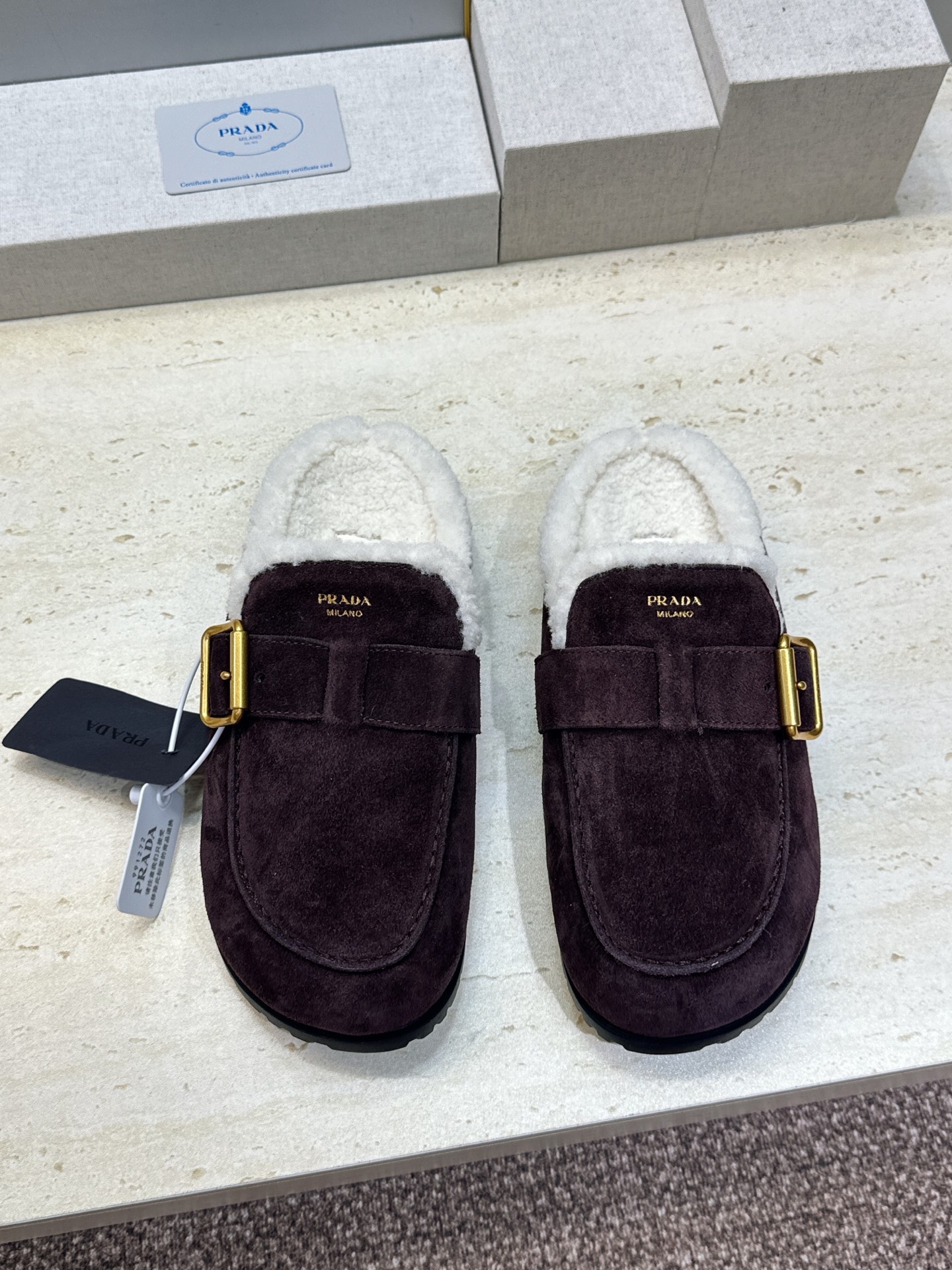 Prada 2026秋冬新款羊羔毛穆勒女鞋 普拉达字母logo五金扣平底圆头拖鞋 材质:鞋面进口羊猄皮+进口羊羔毛内里 Prada 2026秋冬新款羊羔毛穆勒女鞋 普拉达字母logo五金扣平底圆头拖鞋 材质:鞋面进口羊猄皮+进口羊羔毛内里