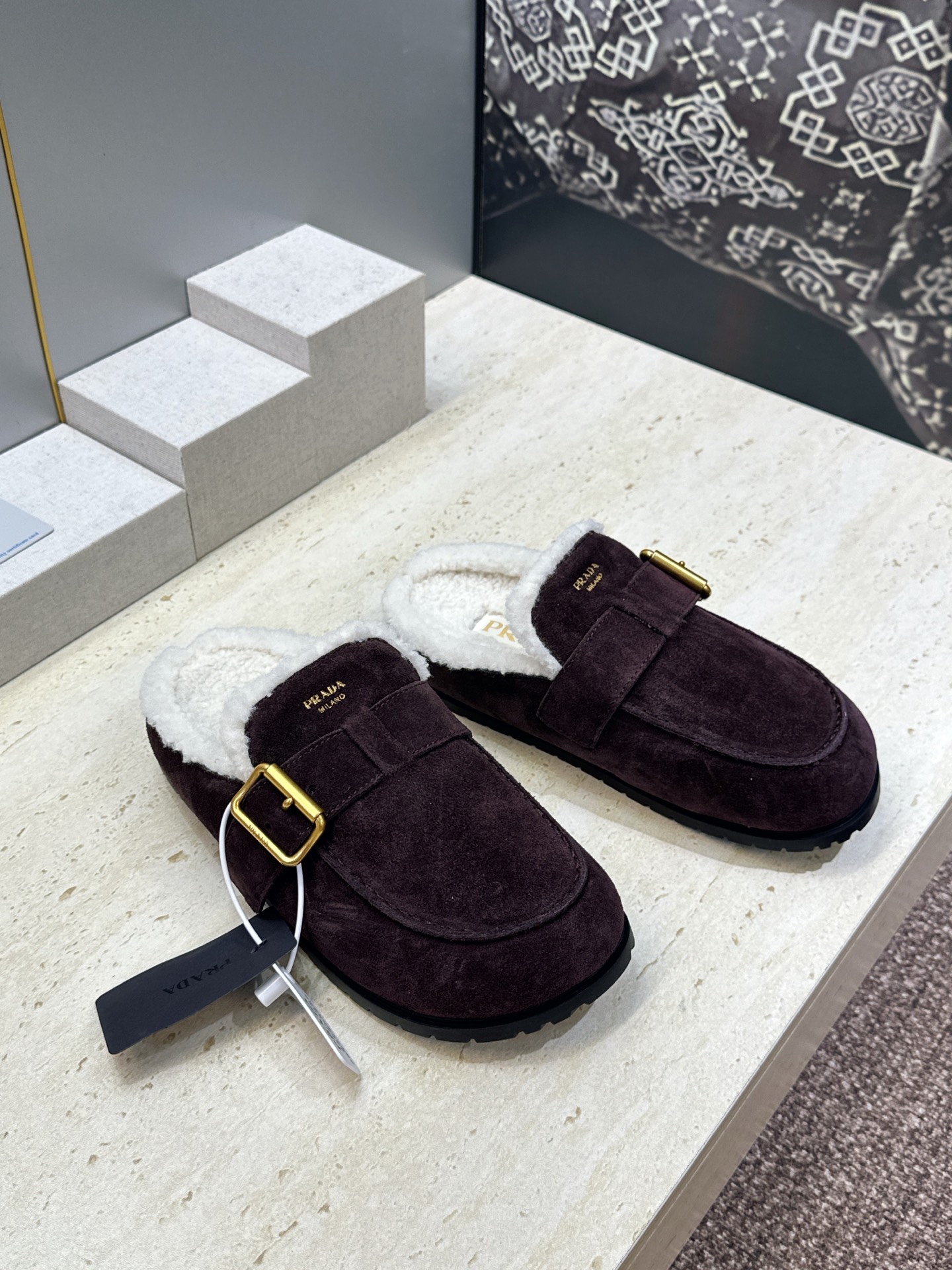 Prada 2026秋冬新款羊羔毛穆勒女鞋 普拉达字母logo五金扣平底圆头拖鞋  材质：鞋面进口羊猄皮+进口羊羔毛内里