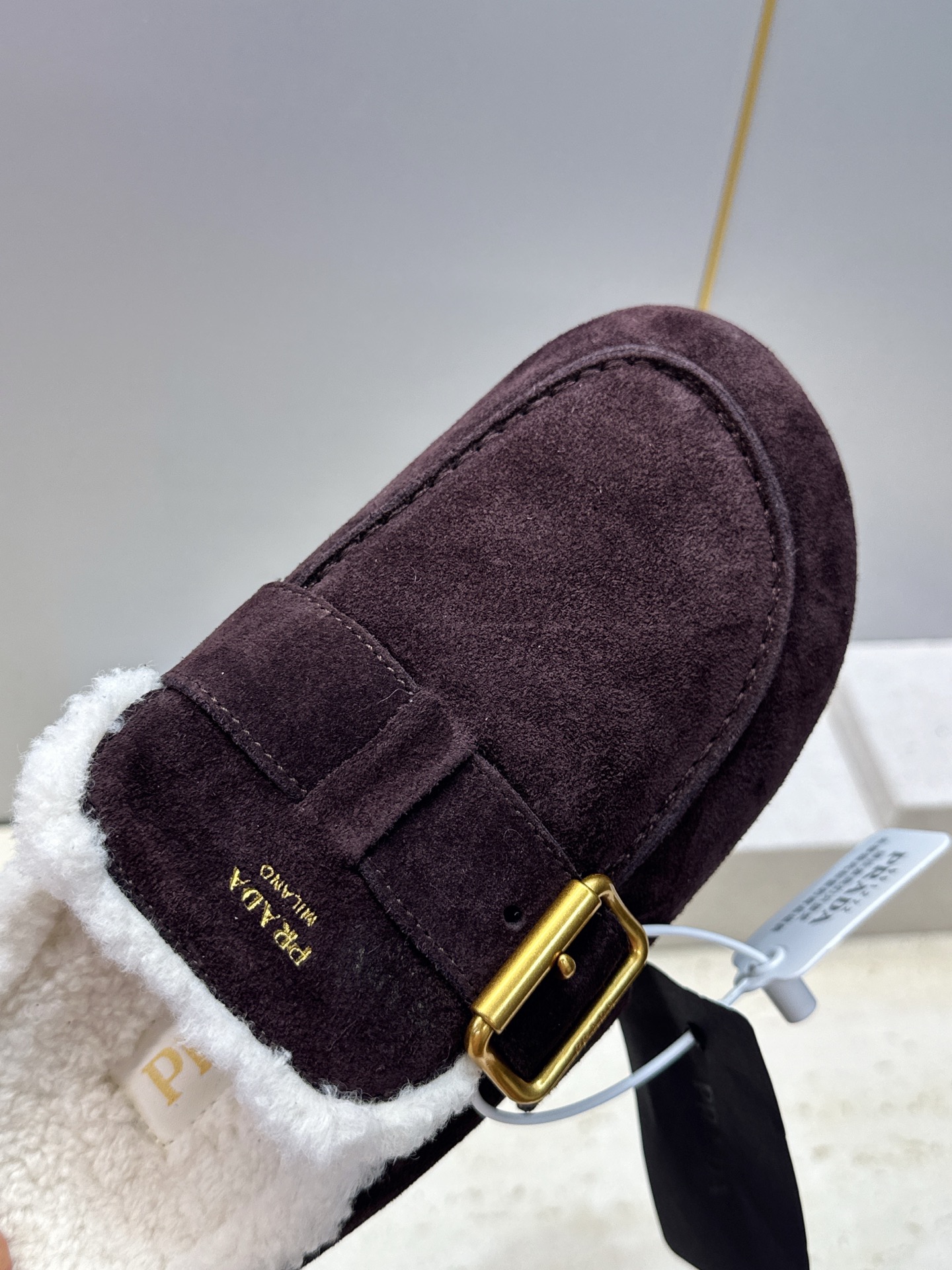 Prada 2026秋冬新款羊羔毛穆勒女鞋 普拉达字母logo五金扣平底圆头拖鞋 材质:鞋面进口羊猄皮+进口羊羔毛内里 Prada 2026秋冬新款羊羔毛穆勒女鞋 普拉达字母logo五金扣平底圆头拖鞋 材质:鞋面进口羊猄皮+进口羊羔毛内里