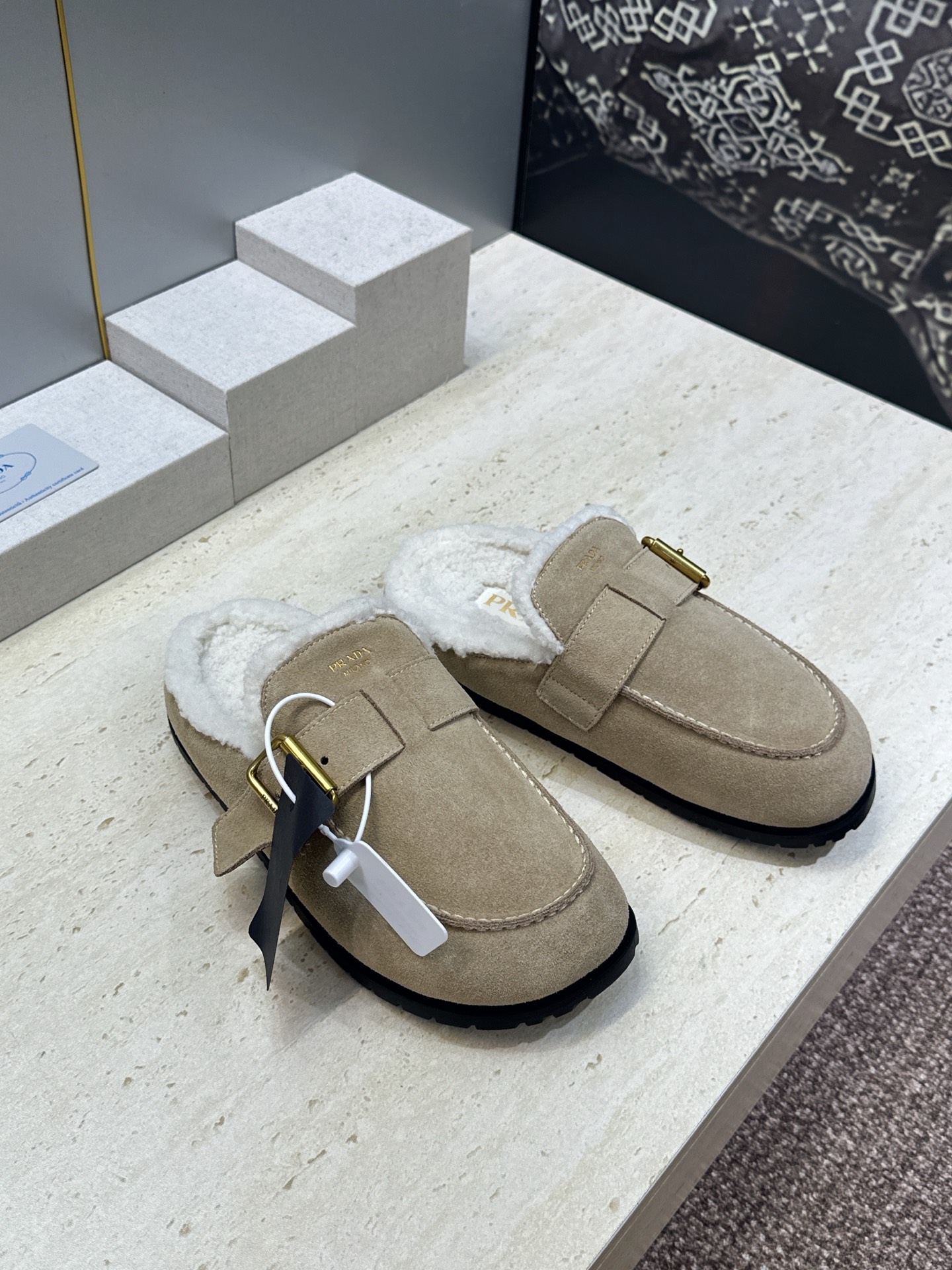 Prada 2026秋冬新款羊羔毛穆勒女鞋 普拉达字母logo五金扣平底圆头拖鞋  材质：鞋面进口羊猄皮+进口羊羔毛内里