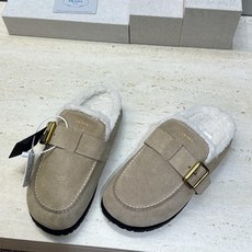 Prada 2026秋冬新款羊羔毛穆勒女鞋 普拉达字母logo五金扣平底圆头拖鞋 材质:鞋面进口羊猄皮+进口羊羔毛内里 Prada 2026秋冬新款羊羔毛穆勒女鞋 普拉达字母logo五金扣平底圆头拖鞋 材质:鞋面进口羊猄皮+进口羊羔毛内里