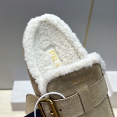 Prada 2026秋冬新款羊羔毛穆勒女鞋 普拉达字母logo五金扣平底圆头拖鞋 材质:鞋面进口羊猄皮+进口羊羔毛内里 Prada 2026秋冬新款羊羔毛穆勒女鞋 普拉达字母logo五金扣平底圆头拖鞋 材质:鞋面进口羊猄皮+进口羊羔毛内里