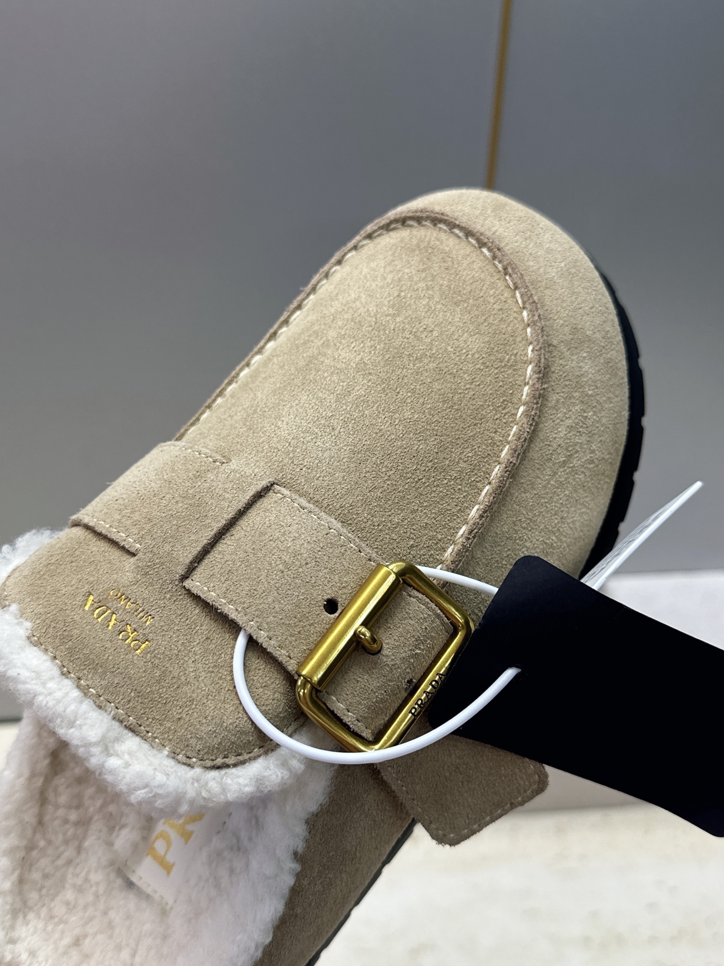 Prada 2026秋冬新款羊羔毛穆勒女鞋 普拉达字母logo五金扣平底圆头拖鞋 材质:鞋面进口羊猄皮+进口羊羔毛内里 Prada 2026秋冬新款羊羔毛穆勒女鞋 普拉达字母logo五金扣平底圆头拖鞋 材质:鞋面进口羊猄皮+进口羊羔毛内里