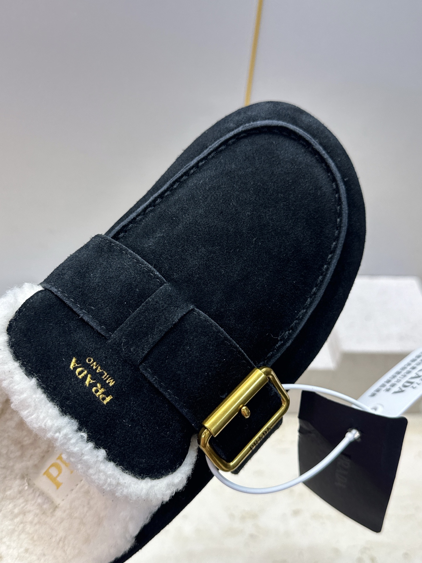 Prada 2026秋冬新款羊羔毛穆勒女鞋 普拉达字母logo五金扣平底圆头拖鞋 材质:鞋面进口羊猄皮+进口羊羔毛内里 Prada 2026秋冬新款羊羔毛穆勒女鞋 普拉达字母logo五金扣平底圆头拖鞋 材质:鞋面进口羊猄皮+进口羊羔毛内里
