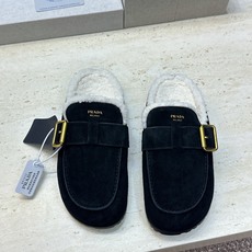 Prada 2026秋冬新款羊羔毛穆勒女鞋 普拉达字母logo五金扣平底圆头拖鞋 材质:鞋面进口羊猄皮+进口羊羔毛内里 Prada 2026秋冬新款羊羔毛穆勒女鞋 普拉达字母logo五金扣平底圆头拖鞋 材质:鞋面进口羊猄皮+进口羊羔毛内里