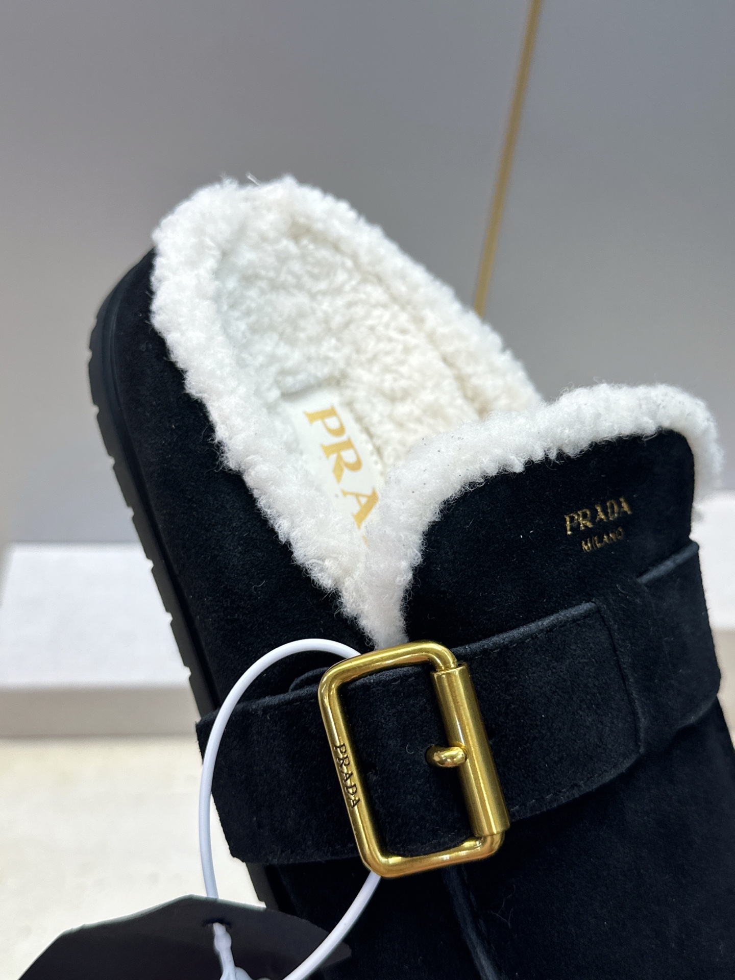Prada 2026秋冬新款羊羔毛穆勒女鞋 普拉达字母logo五金扣平底圆头拖鞋 材质:鞋面进口羊猄皮+进口羊羔毛内里 Prada 2026秋冬新款羊羔毛穆勒女鞋 普拉达字母logo五金扣平底圆头拖鞋 材质:鞋面进口羊猄皮+进口羊羔毛内里