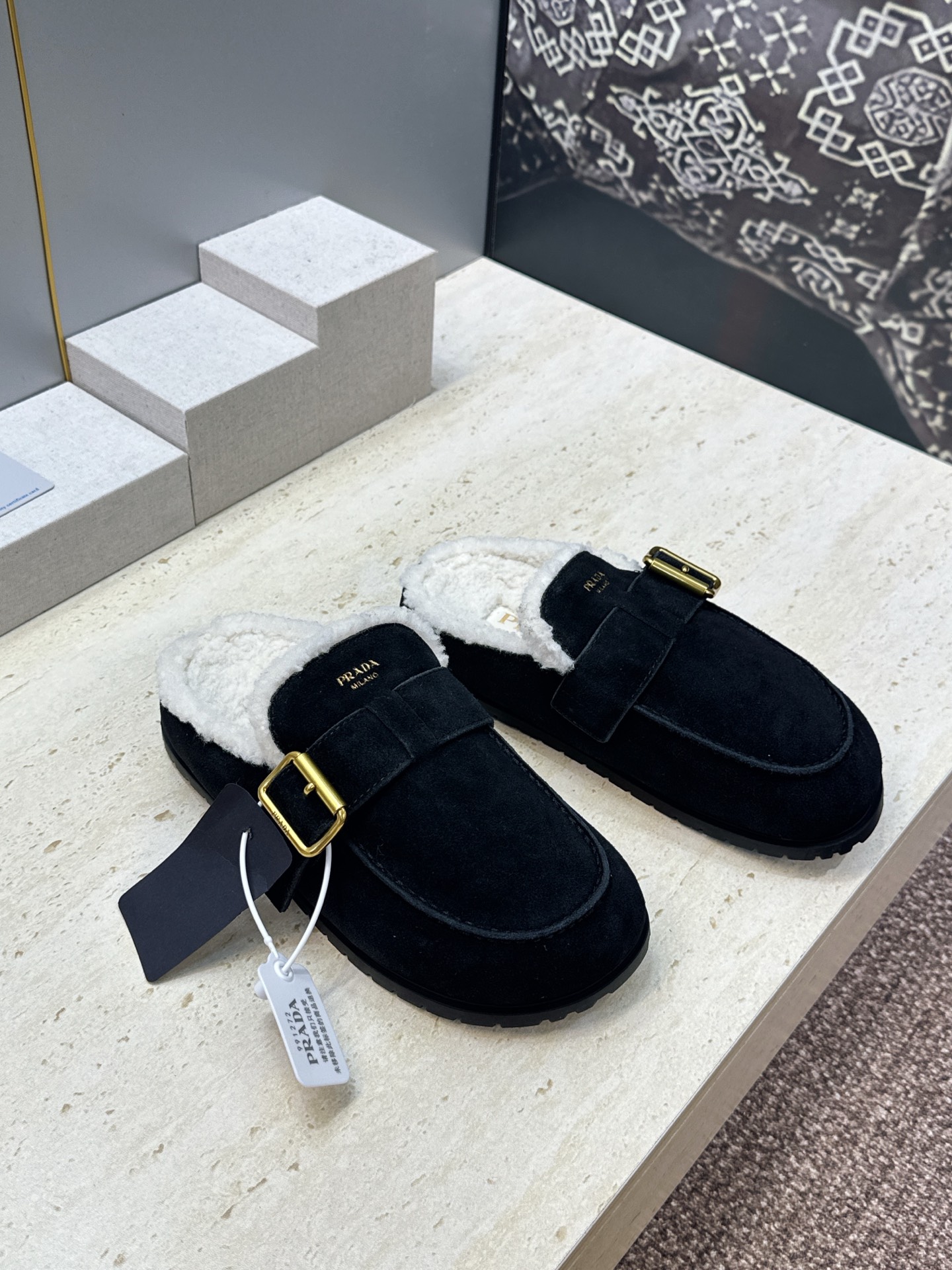 Prada 2026秋冬新款羊羔毛穆勒女鞋 普拉达字母logo五金扣平底圆头拖鞋  材质：鞋面进口羊猄皮+进口羊羔毛内里