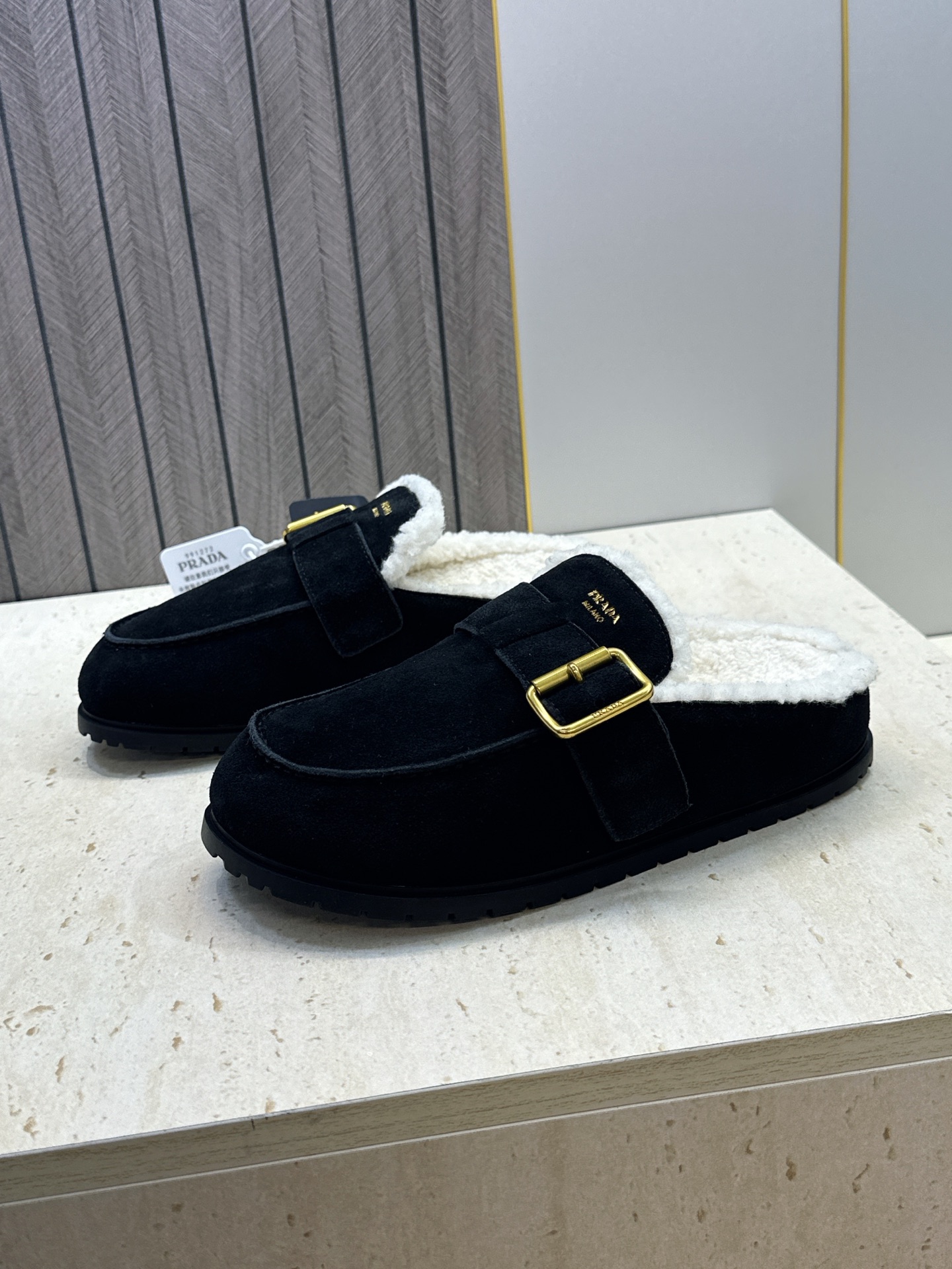 Prada 2026秋冬新款羊羔毛穆勒女鞋 普拉达字母logo五金扣平底圆头拖鞋 材质:鞋面进口羊猄皮+进口羊羔毛内里 Prada 2026秋冬新款羊羔毛穆勒女鞋 普拉达字母logo五金扣平底圆头拖鞋 材质:鞋面进口羊猄皮+进口羊羔毛内里