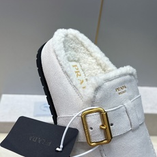 Prada 2026秋冬新款羊羔毛穆勒女鞋 普拉达字母logo五金扣平底圆头拖鞋 材质:鞋面进口羊猄皮+进口羊羔毛内里 Prada 2026秋冬新款羊羔毛穆勒女鞋 普拉达字母logo五金扣平底圆头拖鞋 材质:鞋面进口羊猄皮+进口羊羔毛内里