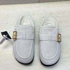 Prada 2026秋冬新款羊羔毛穆勒女鞋 普拉达字母logo五金扣平底圆头拖鞋 材质:鞋面进口羊猄皮+进口羊羔毛内里 Prada 2026秋冬新款羊羔毛穆勒女鞋 普拉达字母logo五金扣平底圆头拖鞋 材质:鞋面进口羊猄皮+进口羊羔毛内里