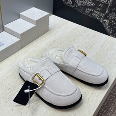 Prada 2026秋冬新款羊羔毛穆勒女鞋 普拉达字母logo五金扣平底圆头拖鞋 材质:鞋面进口羊猄皮+进口羊羔毛内里 Prada 2026秋冬新款羊羔毛穆勒女鞋 普拉达字母logo五金扣平底圆头拖鞋 材质:鞋面进口羊猄皮+进口羊羔毛内里