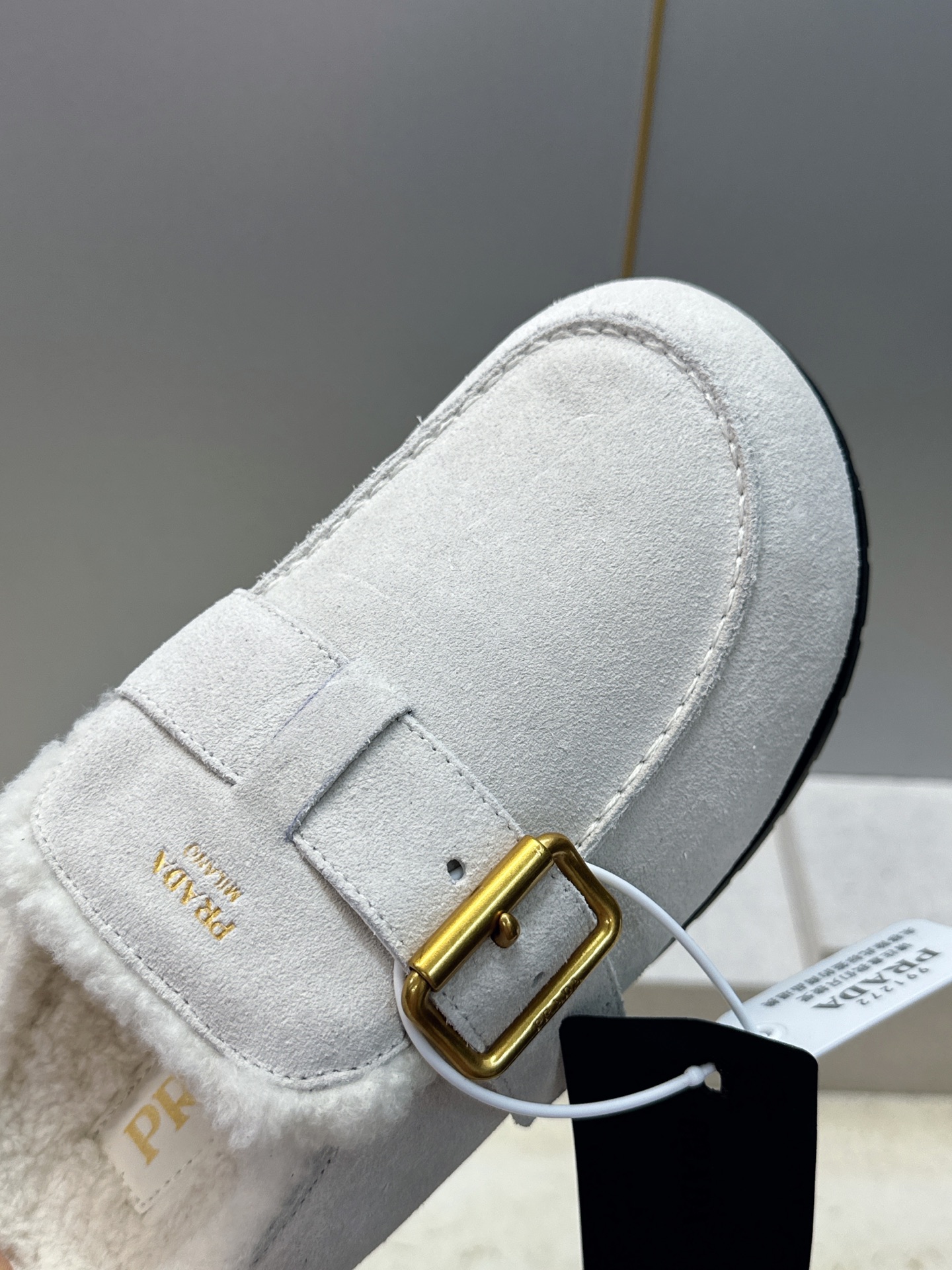 Prada 2026秋冬新款羊羔毛穆勒女鞋 普拉达字母logo五金扣平底圆头拖鞋 材质:鞋面进口羊猄皮+进口羊羔毛内里 Prada 2026秋冬新款羊羔毛穆勒女鞋 普拉达字母logo五金扣平底圆头拖鞋 材质:鞋面进口羊猄皮+进口羊羔毛内里