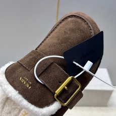 Prada 2026秋冬新款羊羔毛穆勒女鞋 普拉达字母logo五金扣平底圆头拖鞋 材质:鞋面进口羊猄皮+进口羊羔毛内里 Prada 2026秋冬新款羊羔毛穆勒女鞋 普拉达字母logo五金扣平底圆头拖鞋 材质:鞋面进口羊猄皮+进口羊羔毛内里
