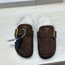 Prada 2026秋冬新款羊羔毛穆勒女鞋 普拉达字母logo五金扣平底圆头拖鞋 材质:鞋面进口羊猄皮+进口羊羔毛内里 Prada 2026秋冬新款羊羔毛穆勒女鞋 普拉达字母logo五金扣平底圆头拖鞋 材质:鞋面进口羊猄皮+进口羊羔毛内里