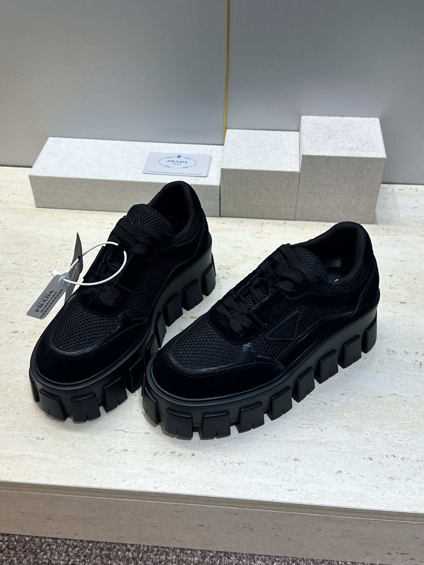 Prada 2026春夏新款系带休闲女鞋 普拉达字母logo标志性徽章三角五金扣厚底圆头运动滑板鞋 材质:鞋面进口开边 Prada 2026春夏新款系带休闲女鞋 普拉达字母logo标志性徽章三角五金扣厚底圆头运动滑板鞋 材质:鞋面进口开边