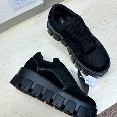 Prada 2026春夏新款系带休闲女鞋 普拉达字母logo标志性徽章三角五金扣厚底圆头运动滑板鞋 材质:鞋面进口开边 Prada 2026春夏新款系带休闲女鞋 普拉达字母logo标志性徽章三角五金扣厚底圆头运动滑板鞋 材质:鞋面进口开边
