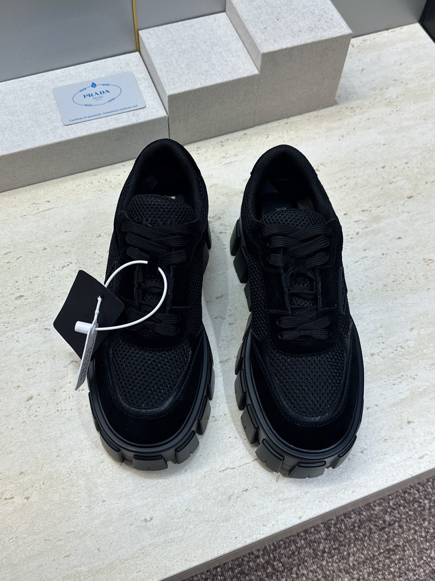 Prada 2026春夏新款系带休闲女鞋 普拉达字母logo标志性徽章三角五金扣厚底圆头运动滑板鞋 材质:鞋面进口开边 Prada 2026春夏新款系带休闲女鞋 普拉达字母logo标志性徽章三角五金扣厚底圆头运动滑板鞋 材质:鞋面进口开边