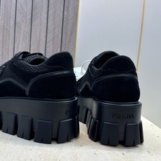 Prada 2026春夏新款系带休闲女鞋 普拉达字母logo标志性徽章三角五金扣厚底圆头运动滑板鞋 材质:鞋面进口开边 Prada 2026春夏新款系带休闲女鞋 普拉达字母logo标志性徽章三角五金扣厚底圆头运动滑板鞋 材质:鞋面进口开边