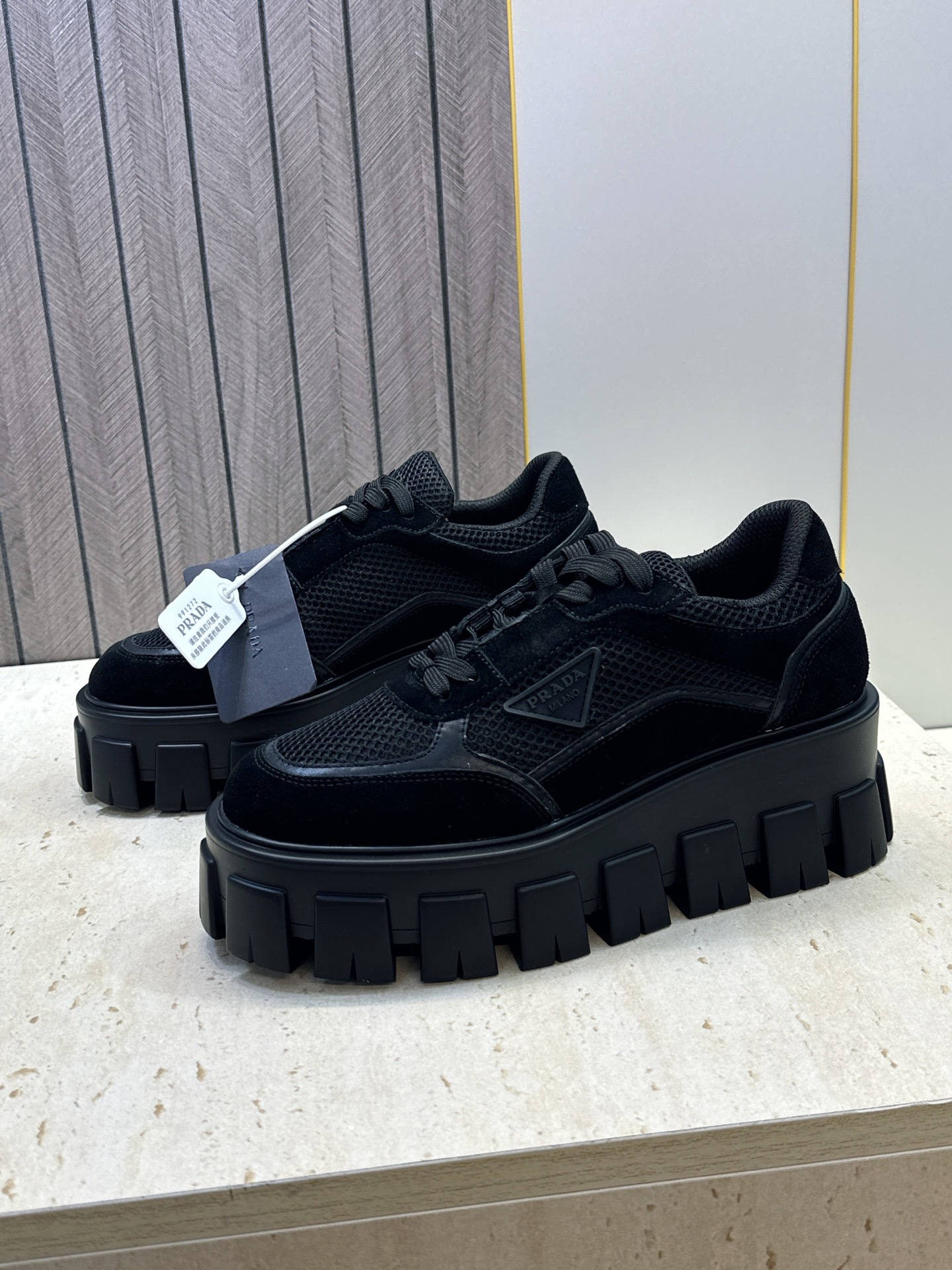 Prada 2026春夏新款系带休闲女鞋 普拉达字母logo标志性徽章三角五金扣厚底圆头运动滑板鞋 材质:鞋面进口开边 Prada 2026春夏新款系带休闲女鞋 普拉达字母logo标志性徽章三角五金扣厚底圆头运动滑板鞋 材质:鞋面进口开边