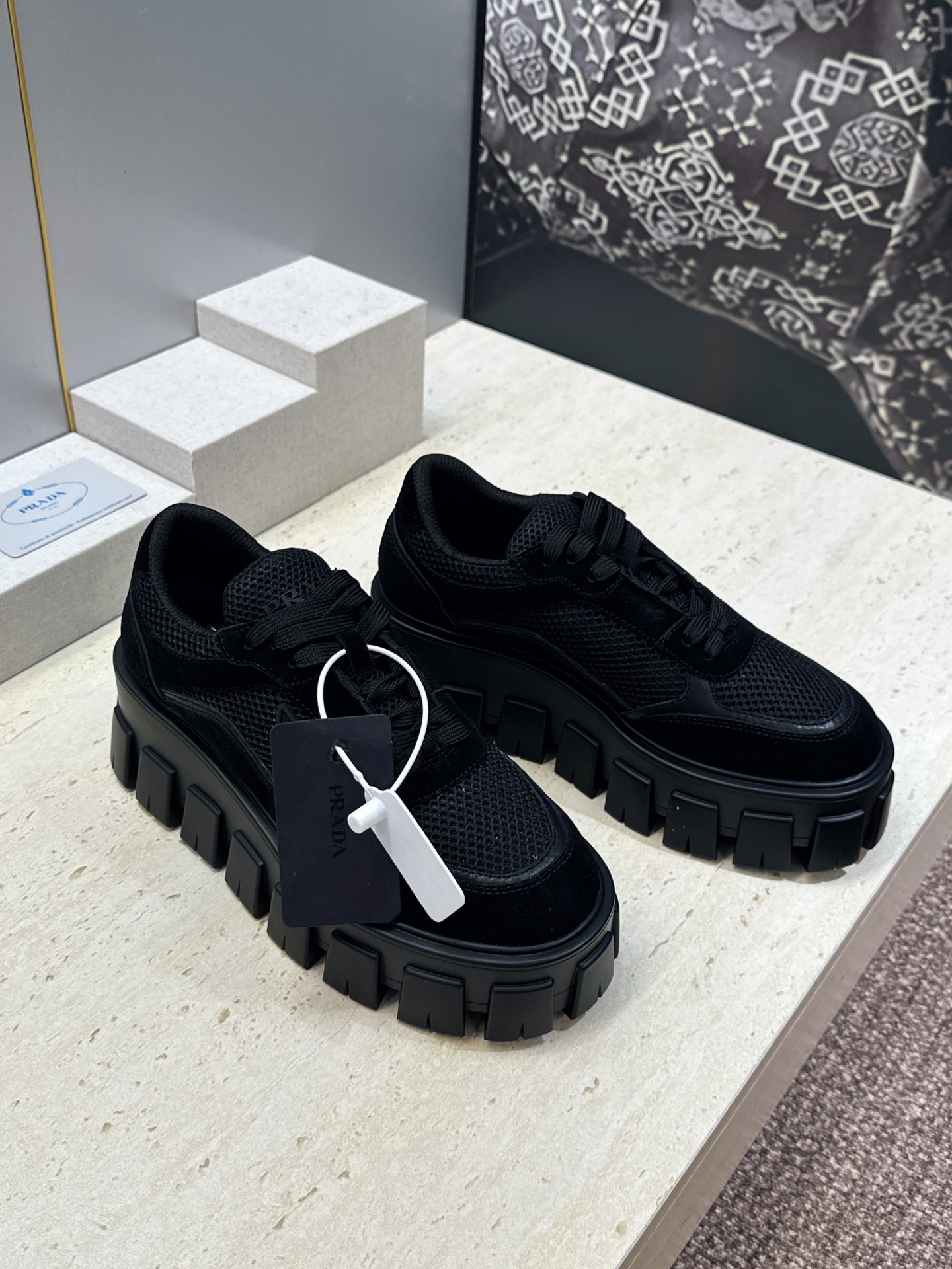 Prada 2026春夏新款系带休闲女鞋 普拉达字母logo标志性徽章三角五金扣厚底圆头运动滑板鞋  材质：鞋面进口开边