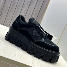 Prada 2026春夏新款系带休闲女鞋 普拉达字母logo标志性徽章三角五金扣厚底圆头运动滑板鞋 材质:鞋面进口开边 Prada 2026春夏新款系带休闲女鞋 普拉达字母logo标志性徽章三角五金扣厚底圆头运动滑板鞋 材质:鞋面进口开边