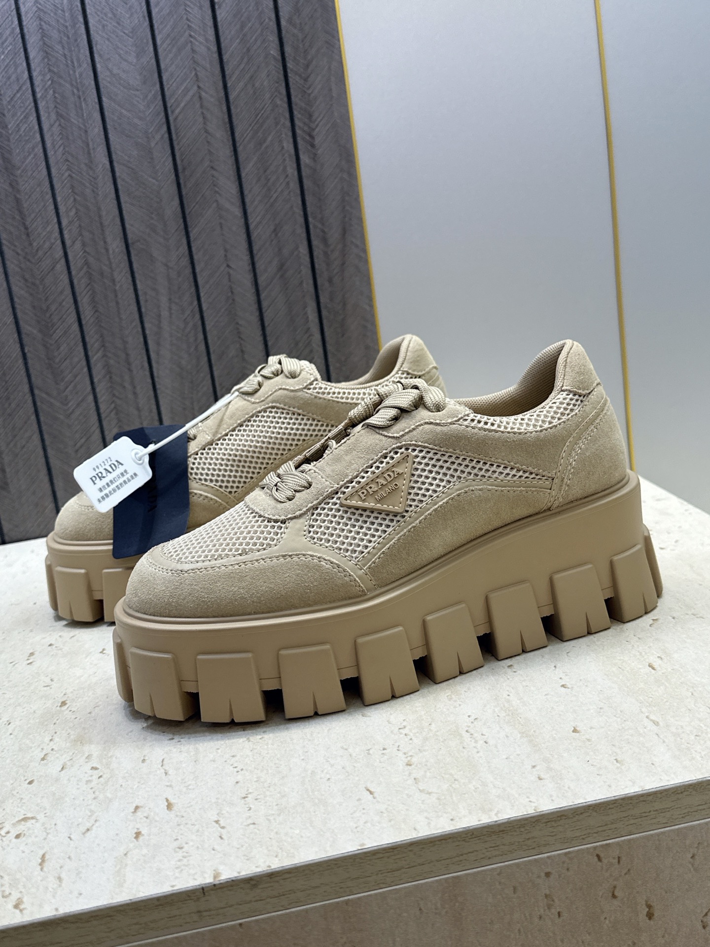 Prada 2026春夏新款系带休闲女鞋 普拉达字母logo标志性徽章三角五金扣厚底圆头运动滑板鞋 材质:鞋面进口开边 Prada 2026春夏新款系带休闲女鞋 普拉达字母logo标志性徽章三角五金扣厚底圆头运动滑板鞋 材质:鞋面进口开边
