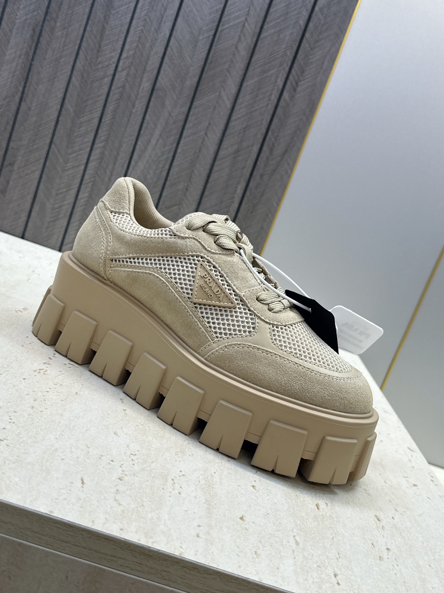 Prada 2026春夏新款系带休闲女鞋 普拉达字母logo标志性徽章三角五金扣厚底圆头运动滑板鞋 材质:鞋面进口开边 Prada 2026春夏新款系带休闲女鞋 普拉达字母logo标志性徽章三角五金扣厚底圆头运动滑板鞋 材质:鞋面进口开边