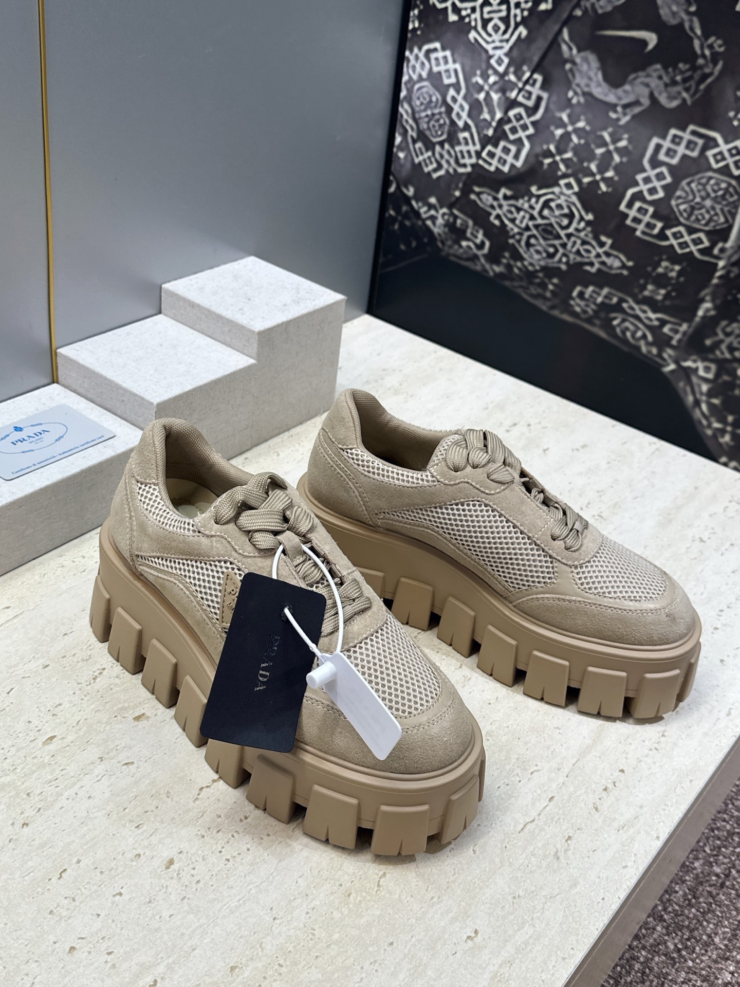 Prada 2026春夏新款系带休闲女鞋 普拉达字母logo标志性徽章三角五金扣厚底圆头运动滑板鞋  材质：鞋面进口开边