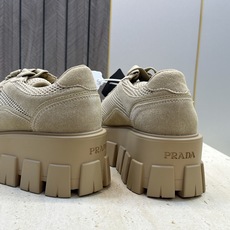 Prada 2026春夏新款系带休闲女鞋 普拉达字母logo标志性徽章三角五金扣厚底圆头运动滑板鞋 材质:鞋面进口开边 Prada 2026春夏新款系带休闲女鞋 普拉达字母logo标志性徽章三角五金扣厚底圆头运动滑板鞋 材质:鞋面进口开边