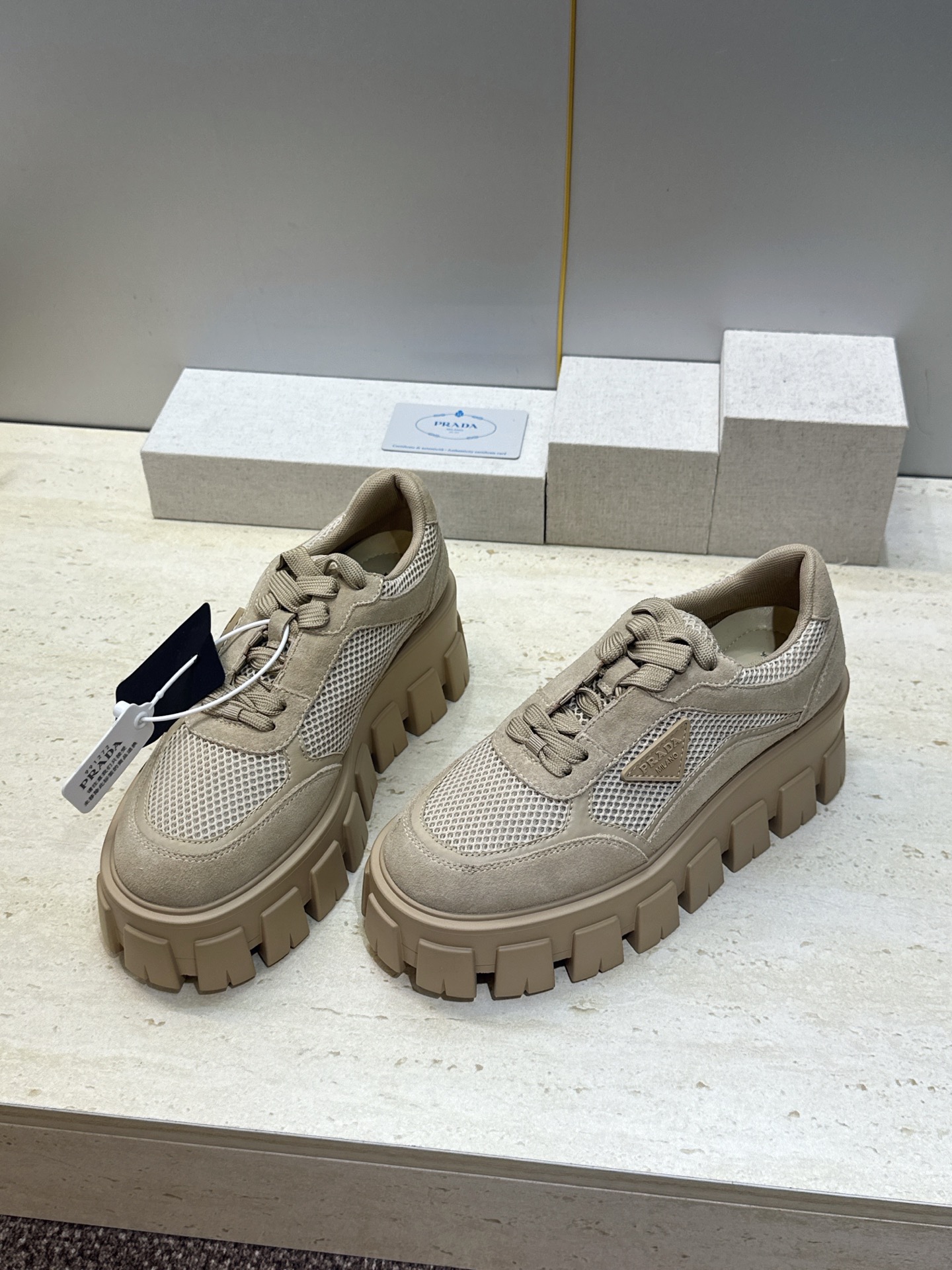 Prada 2026春夏新款系带休闲女鞋 普拉达字母logo标志性徽章三角五金扣厚底圆头运动滑板鞋 材质:鞋面进口开边 Prada 2026春夏新款系带休闲女鞋 普拉达字母logo标志性徽章三角五金扣厚底圆头运动滑板鞋 材质:鞋面进口开边