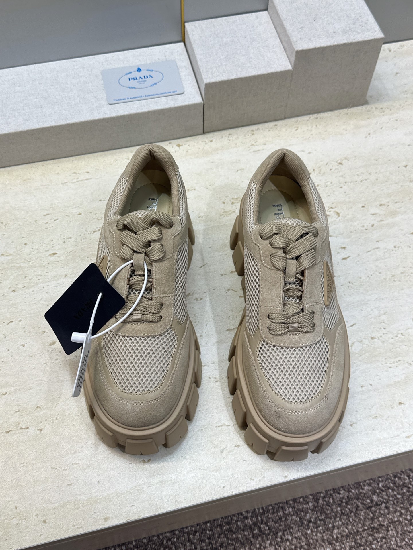 Prada 2026春夏新款系带休闲女鞋 普拉达字母logo标志性徽章三角五金扣厚底圆头运动滑板鞋 材质:鞋面进口开边 Prada 2026春夏新款系带休闲女鞋 普拉达字母logo标志性徽章三角五金扣厚底圆头运动滑板鞋 材质:鞋面进口开边