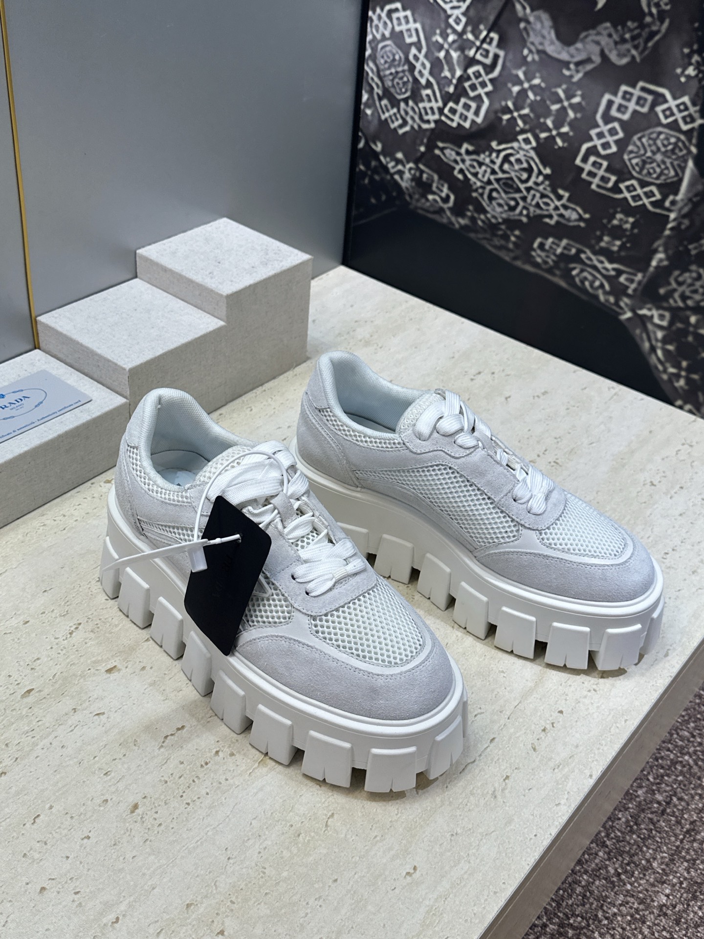 Prada 2026春夏新款系带休闲女鞋 普拉达字母logo标志性徽章三角五金扣厚底圆头运动滑板鞋  材质：鞋面进口开边