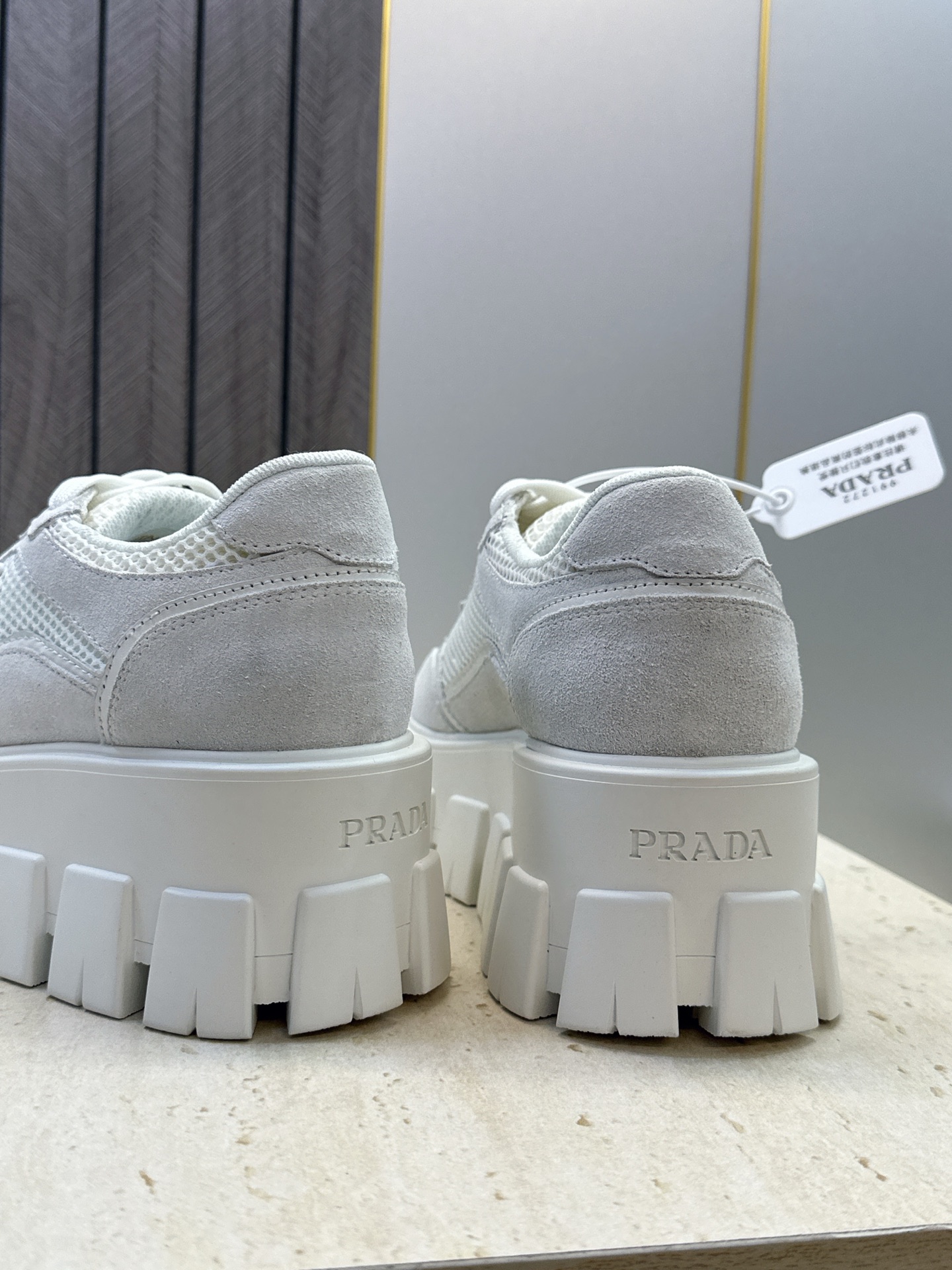 Prada 2026春夏新款系带休闲女鞋 普拉达字母logo标志性徽章三角五金扣厚底圆头运动滑板鞋  材质：鞋面进口开边