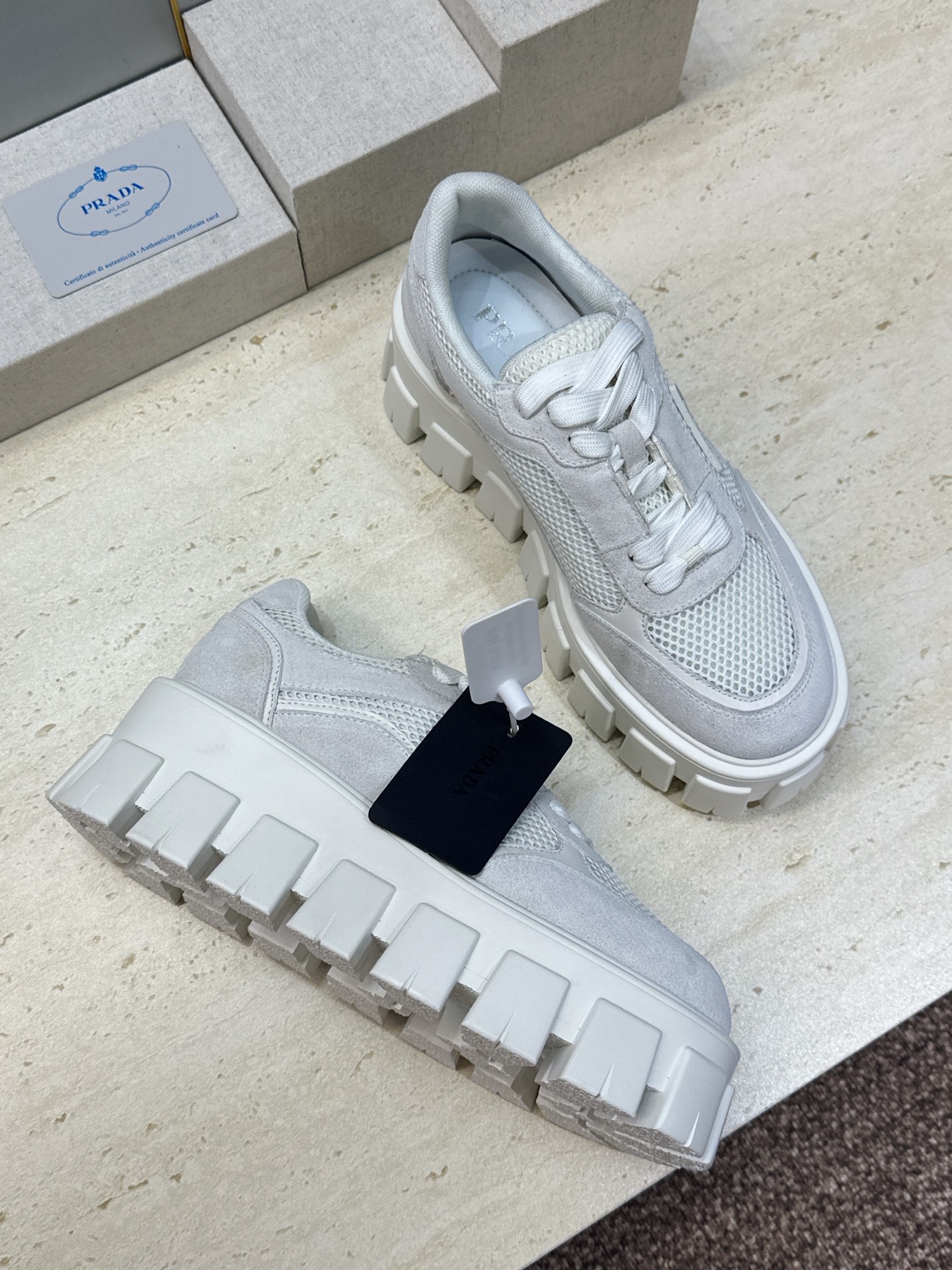 Prada 2026春夏新款系带休闲女鞋 普拉达字母logo标志性徽章三角五金扣厚底圆头运动滑板鞋  材质：鞋面进口开边