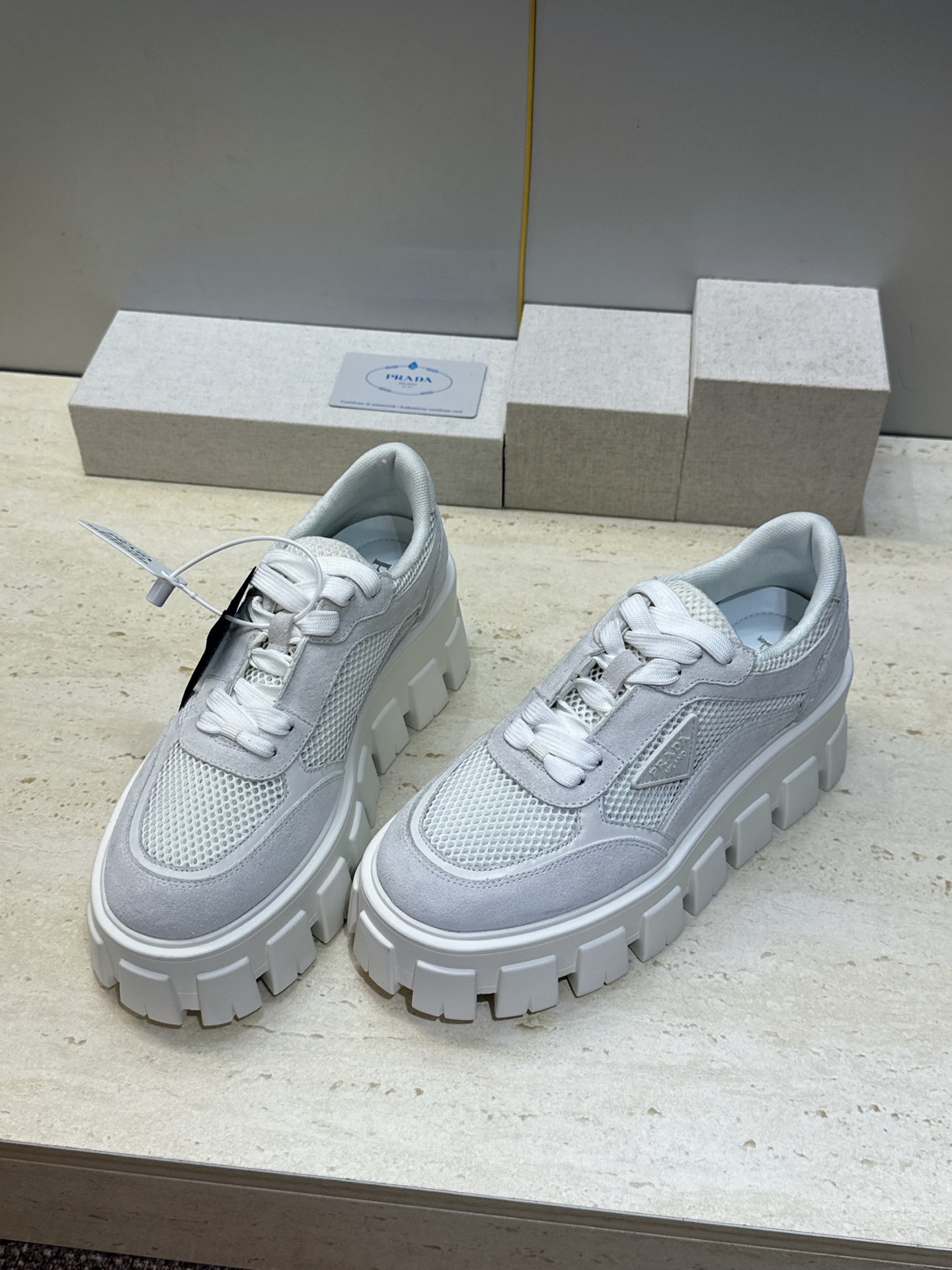 Prada 2026春夏新款系带休闲女鞋 普拉达字母logo标志性徽章三角五金扣厚底圆头运动滑板鞋  材质：鞋面进口开边