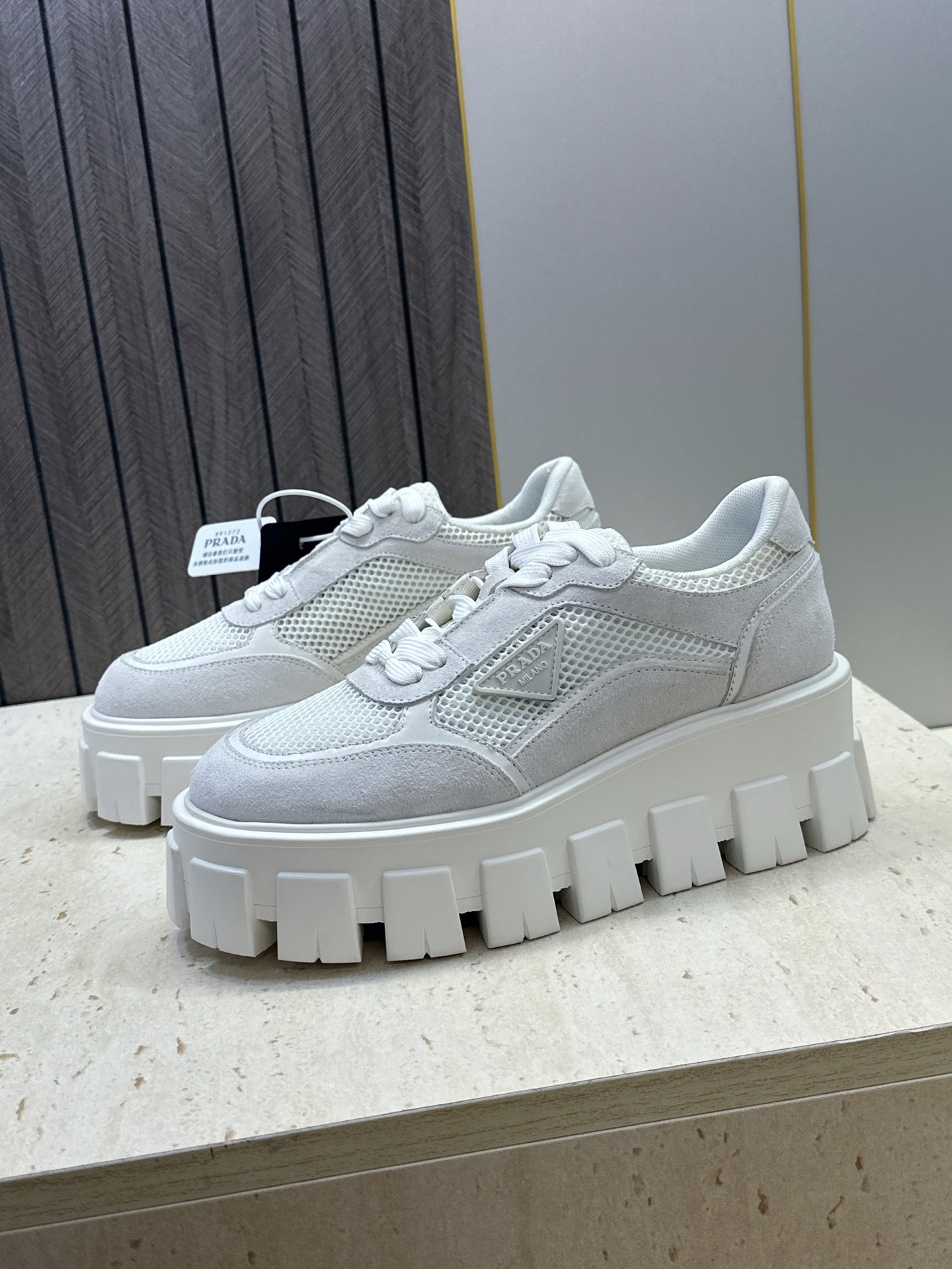 Prada 2026春夏新款系带休闲女鞋 普拉达字母logo标志性徽章三角五金扣厚底圆头运动滑板鞋  材质：鞋面进口开边