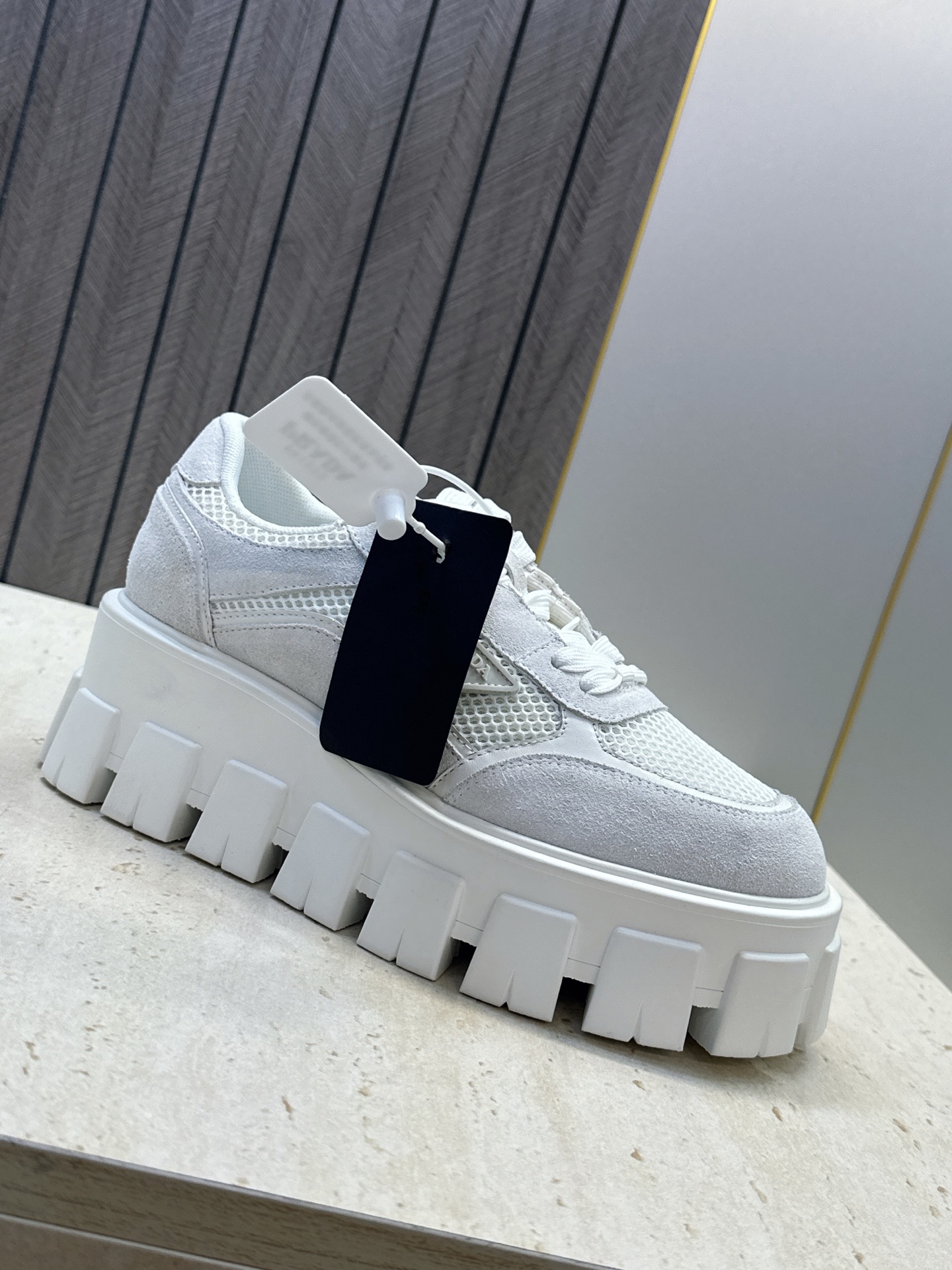 Prada 2026春夏新款系带休闲女鞋 普拉达字母logo标志性徽章三角五金扣厚底圆头运动滑板鞋  材质：鞋面进口开边