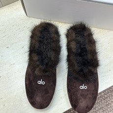 (配全套飞机盒) alo 2026秋冬新款高定系列水貂毛芭蕾舞平底女鞋 明星同款字母logo圆头拼色穆勒毛拖鞋 材质: (配全套飞机盒) alo 2026秋冬新款高定系列水貂毛芭蕾舞平底女鞋 明星同款字母logo圆头拼色穆勒毛拖鞋 材质: