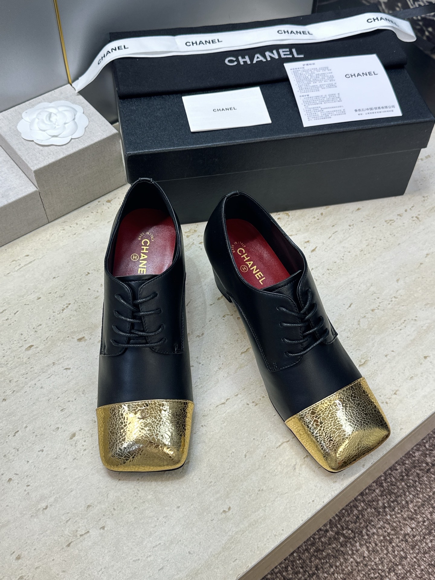 CHANEL 香奈儿2026春夏新款徳比休闲鞋 小香双C字母logo中跟方头拼色系带单鞋 材质:鞋面进口混种羊皮/进口金 CHANEL 香奈儿2026春夏新款徳比休闲鞋 小香双C字母logo中跟方头拼色系带单鞋 材质:鞋面进口混种羊皮/进口金