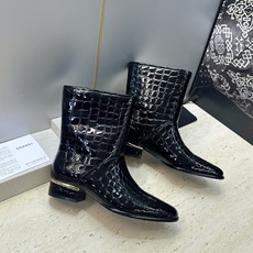 Chanel 香奈儿 2026秋冬新款及裸拼色女短靴 小香双C字母logo五金扣低跟圆头机车骑士靴 材质:鞋面进口小牛 Chanel 香奈儿 2026秋冬新款及裸拼色女短靴 小香双C字母logo五金扣低跟圆头机车骑士靴 材质:鞋面进口小牛