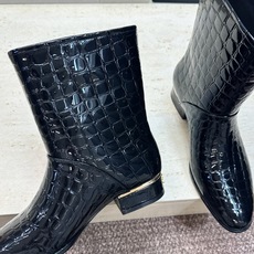 Chanel 香奈儿 2026秋冬新款及裸拼色女短靴 小香双C字母logo五金扣低跟圆头机车骑士靴 材质:鞋面进口小牛 Chanel 香奈儿 2026秋冬新款及裸拼色女短靴 小香双C字母logo五金扣低跟圆头机车骑士靴 材质:鞋面进口小牛