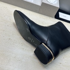 Chanel 香奈儿 2026秋冬新款及裸拼色女短靴 小香双C字母logo五金扣低跟圆头机车骑士靴 材质:鞋面进口小牛 Chanel 香奈儿 2026秋冬新款及裸拼色女短靴 小香双C字母logo五金扣低跟圆头机车骑士靴 材质:鞋面进口小牛