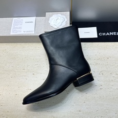 Chanel 香奈儿 2026秋冬新款及裸拼色女短靴 小香双C字母logo五金扣低跟圆头机车骑士靴 材质:鞋面进口小牛 Chanel 香奈儿 2026秋冬新款及裸拼色女短靴 小香双C字母logo五金扣低跟圆头机车骑士靴 材质:鞋面进口小牛