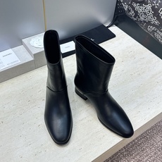 Chanel 香奈儿 2026秋冬新款及裸拼色女短靴 小香双C字母logo五金扣低跟圆头机车骑士靴 材质:鞋面进口小牛 Chanel 香奈儿 2026秋冬新款及裸拼色女短靴 小香双C字母logo五金扣低跟圆头机车骑士靴 材质:鞋面进口小牛